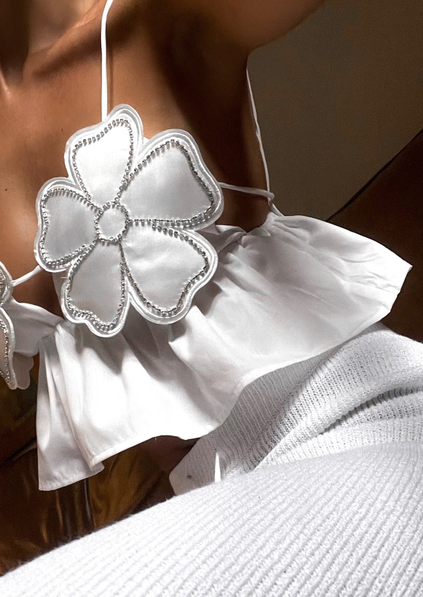 Junia | Witte Crop Top met Bloemen & Strass Details