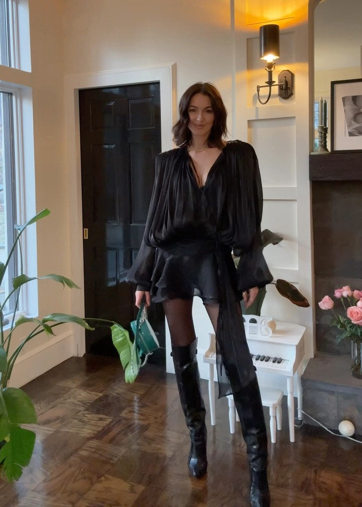 Amante | Zwarte Geplisseerde Mini jurk met Parelknopen