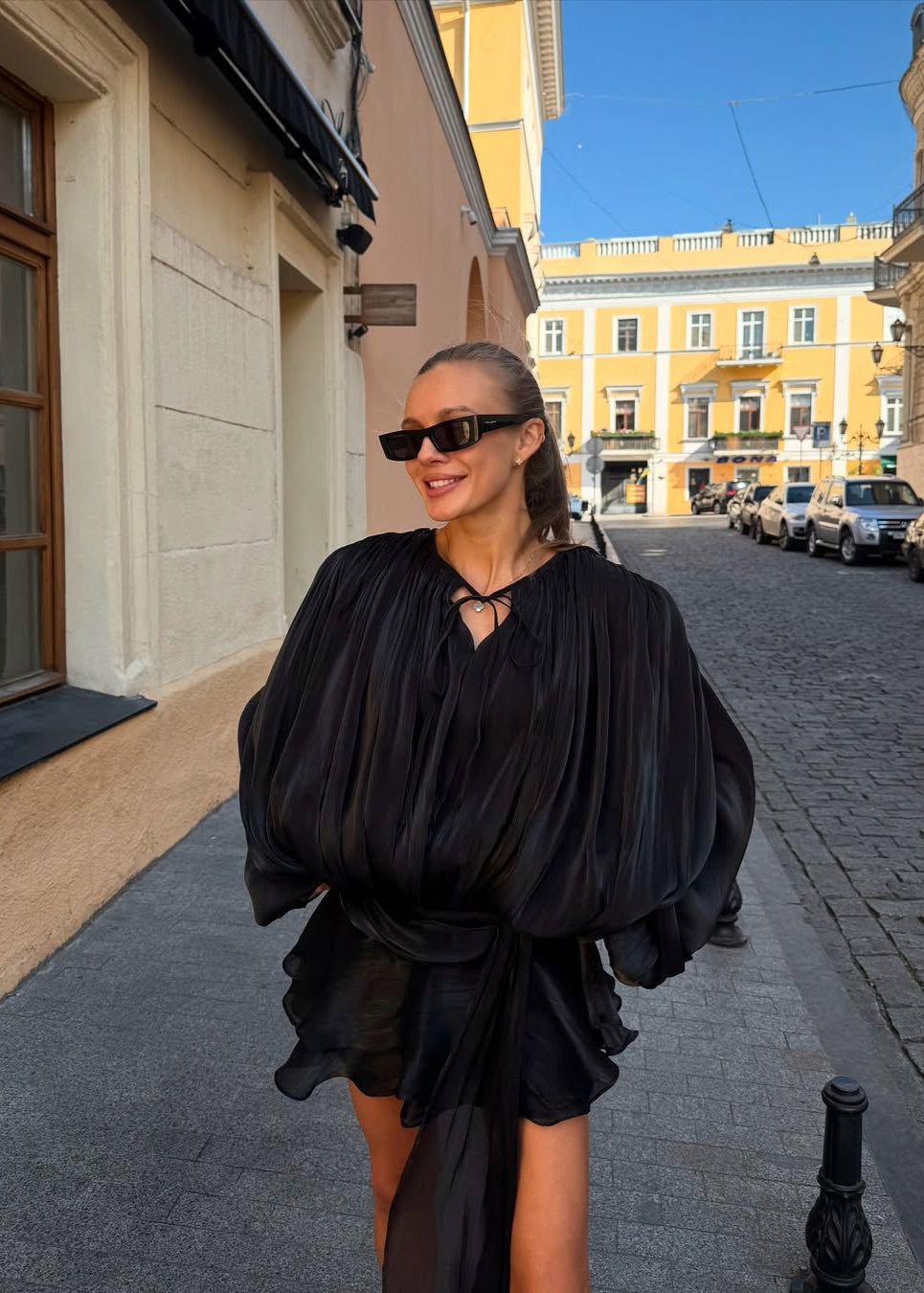 Amante | Zwarte Geplisseerde Mini jurk met Parelknopen