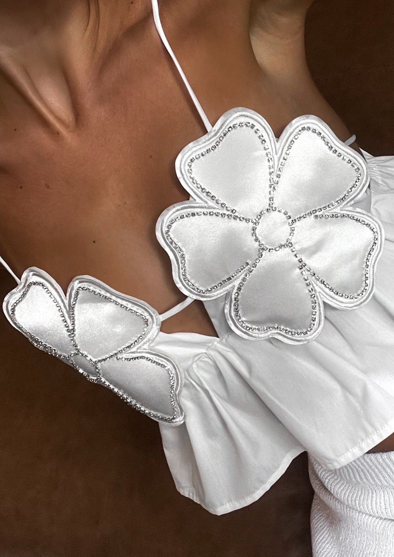 Junia | Witte Crop Top met Bloemen & Strass Details