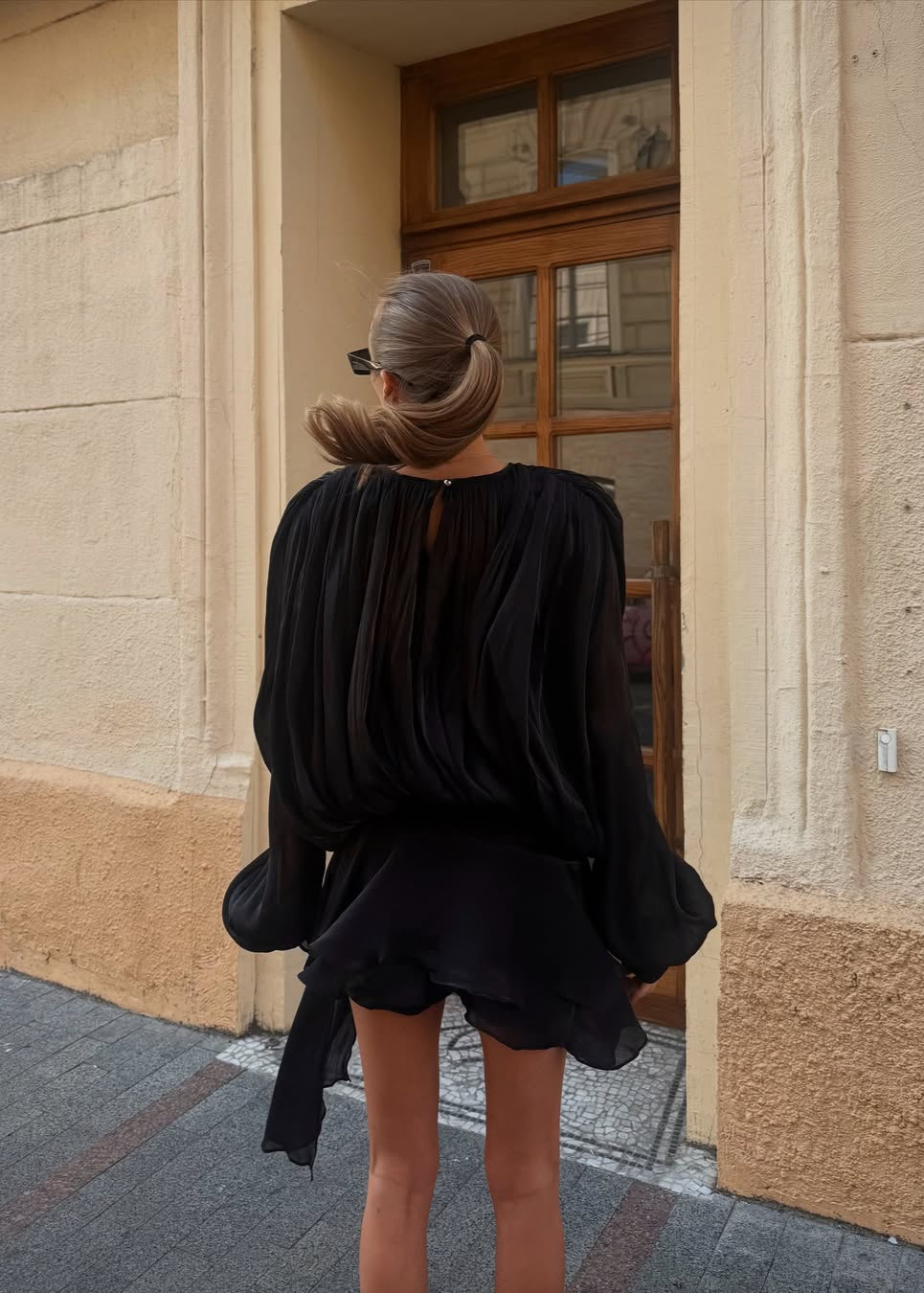 Amante | Zwarte Geplisseerde Mini jurk met Parelknopen