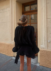 Amante | Zwarte Geplisseerde Mini jurk met Parelknopen