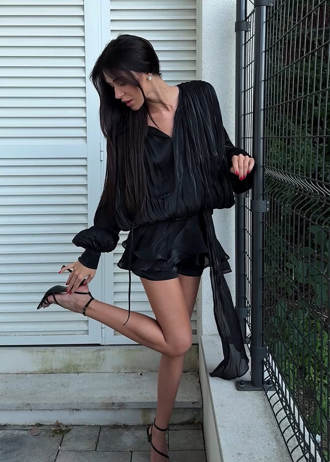 Amante | Zwarte Geplisseerde Mini jurk met Parelknopen