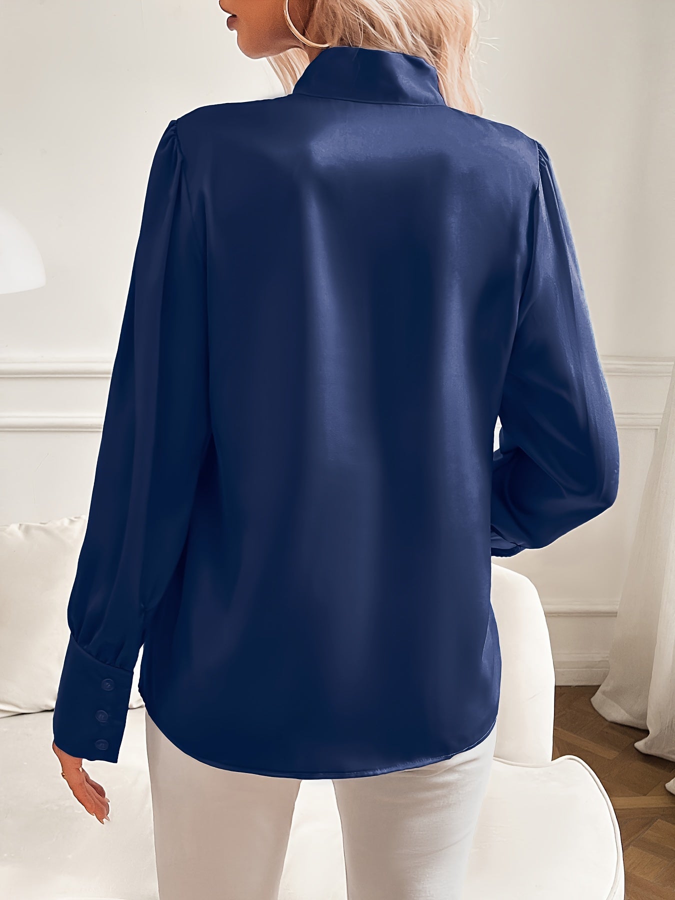 Damesblouse met Satijnen Strikhals en Elegante Mouw