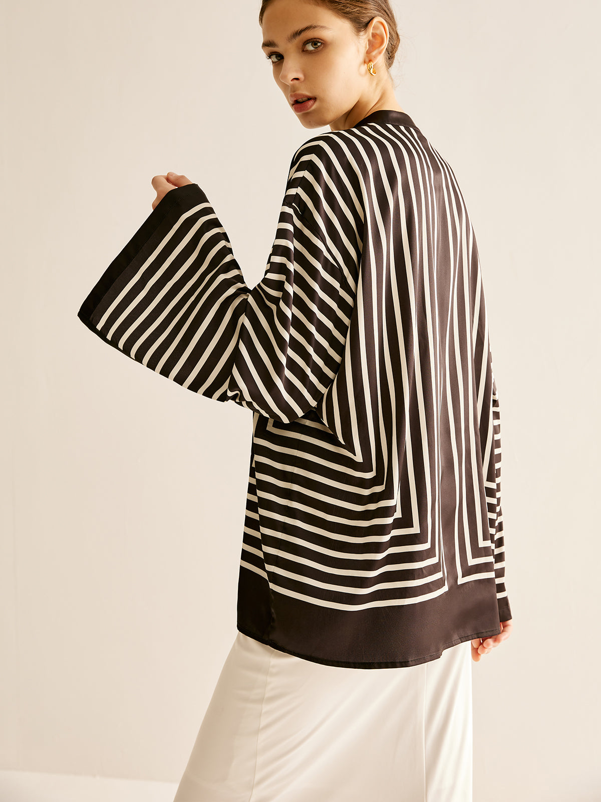 Loran | Elegante Satijnen Gestreepte Blouse