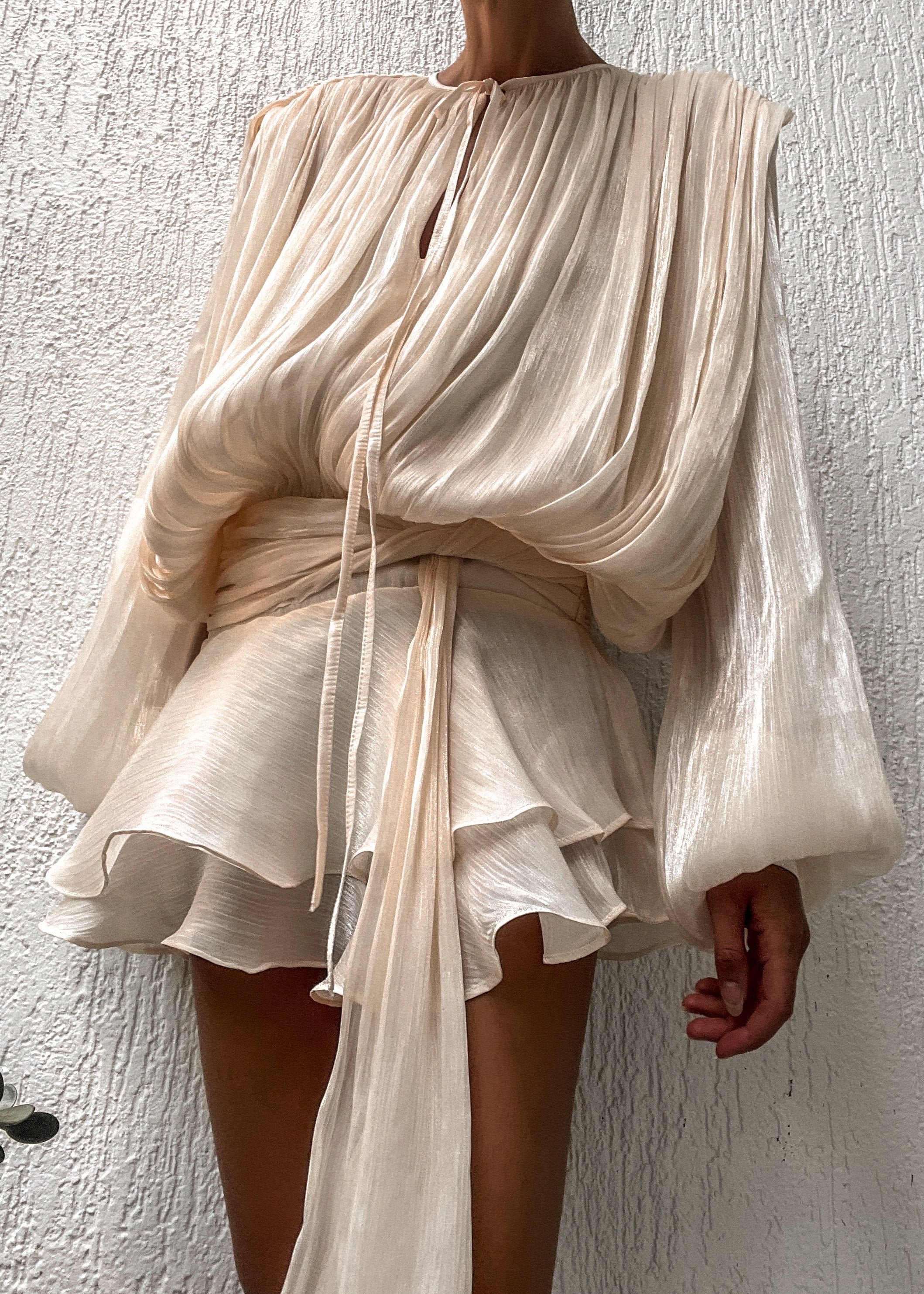 Lucetta | Champagne Mini Jurk met Plooi & Parelknopen