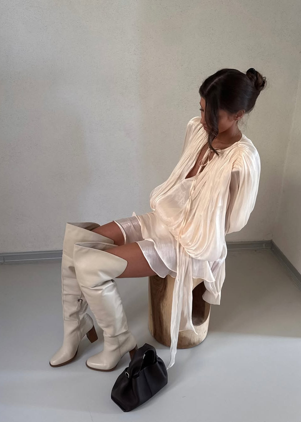 Lucetta | Champagne Mini Jurk met Plooi & Parelknopen