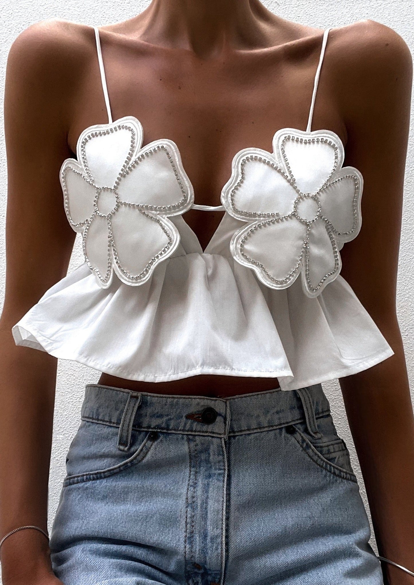 Junia | Witte Crop Top met Bloemen & Strass Details