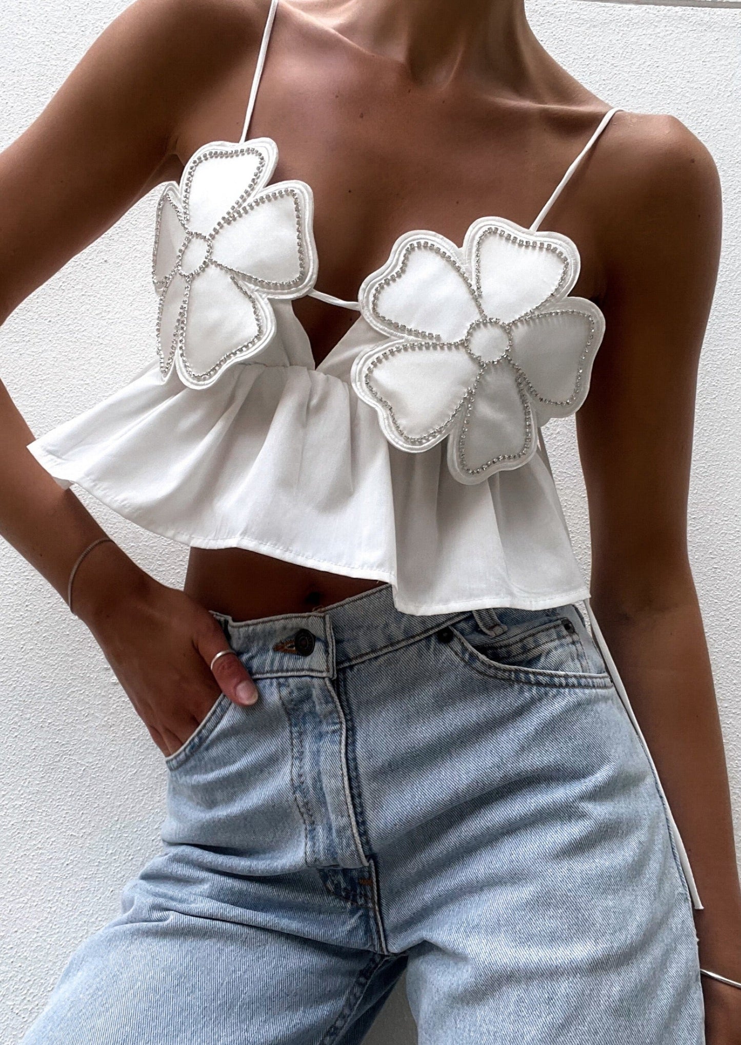Junia | Witte Crop Top met Bloemen & Strass Details