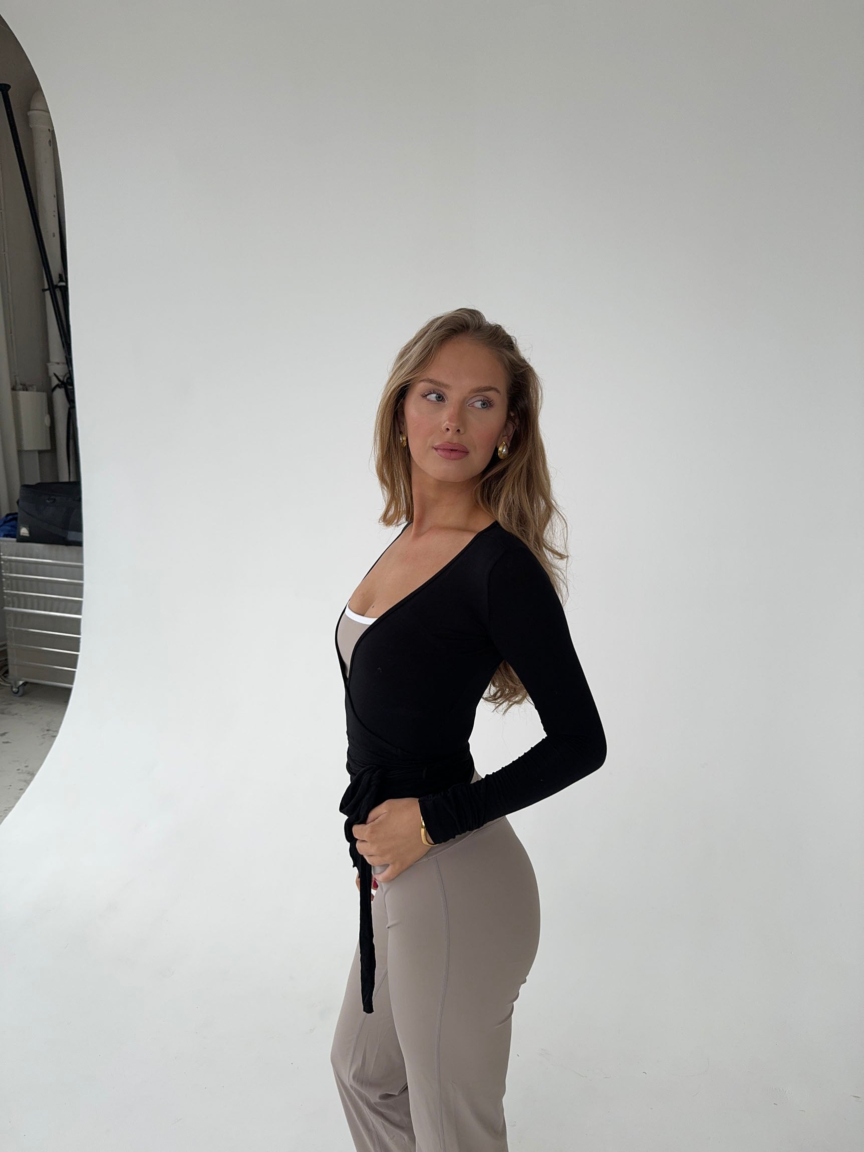 Leila | Zwarte Wikkel Top met Lange Mouw