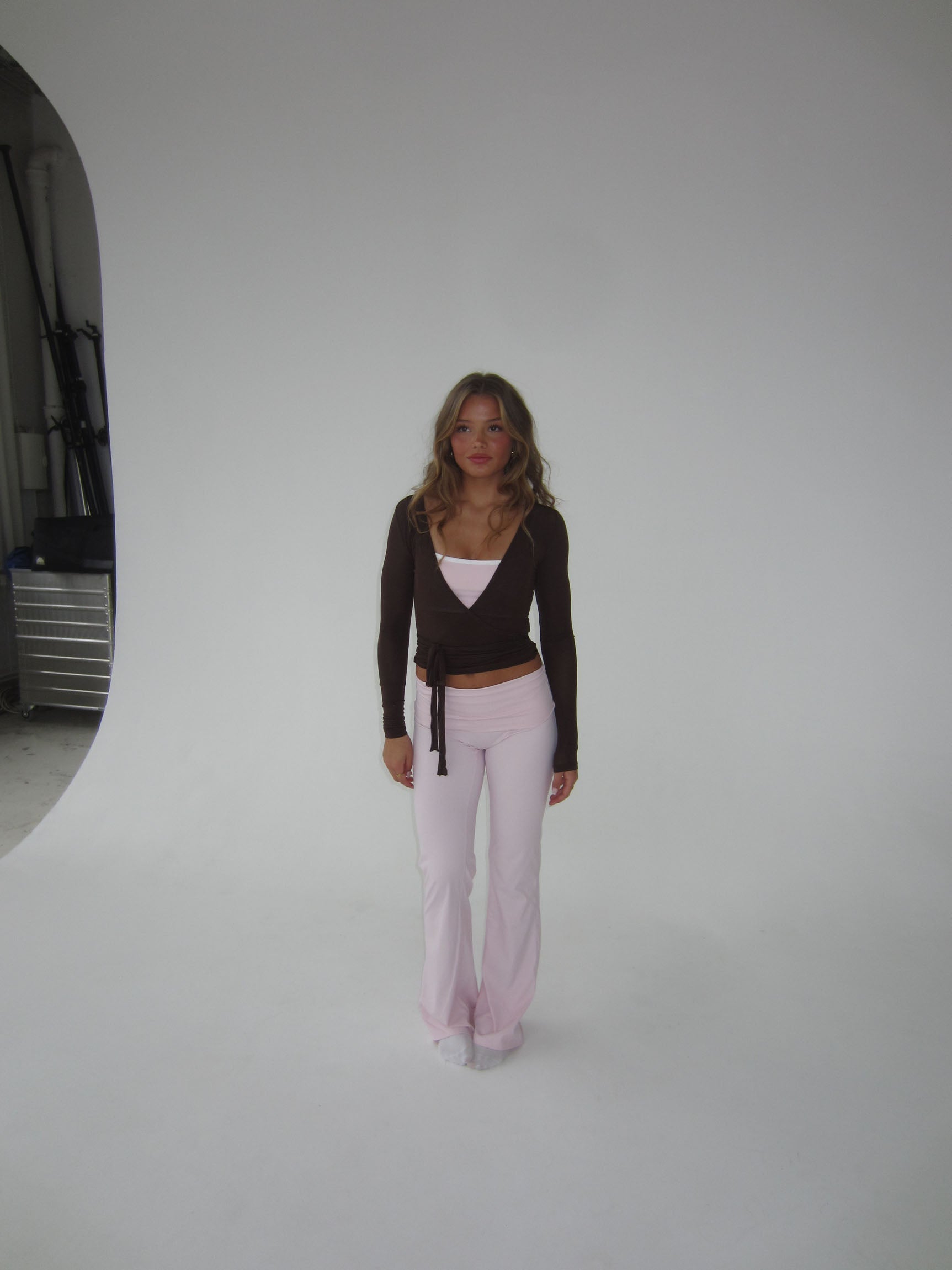 Bouchra | Bruine Wikkel Top van Vegan Suède met Lange Mouw