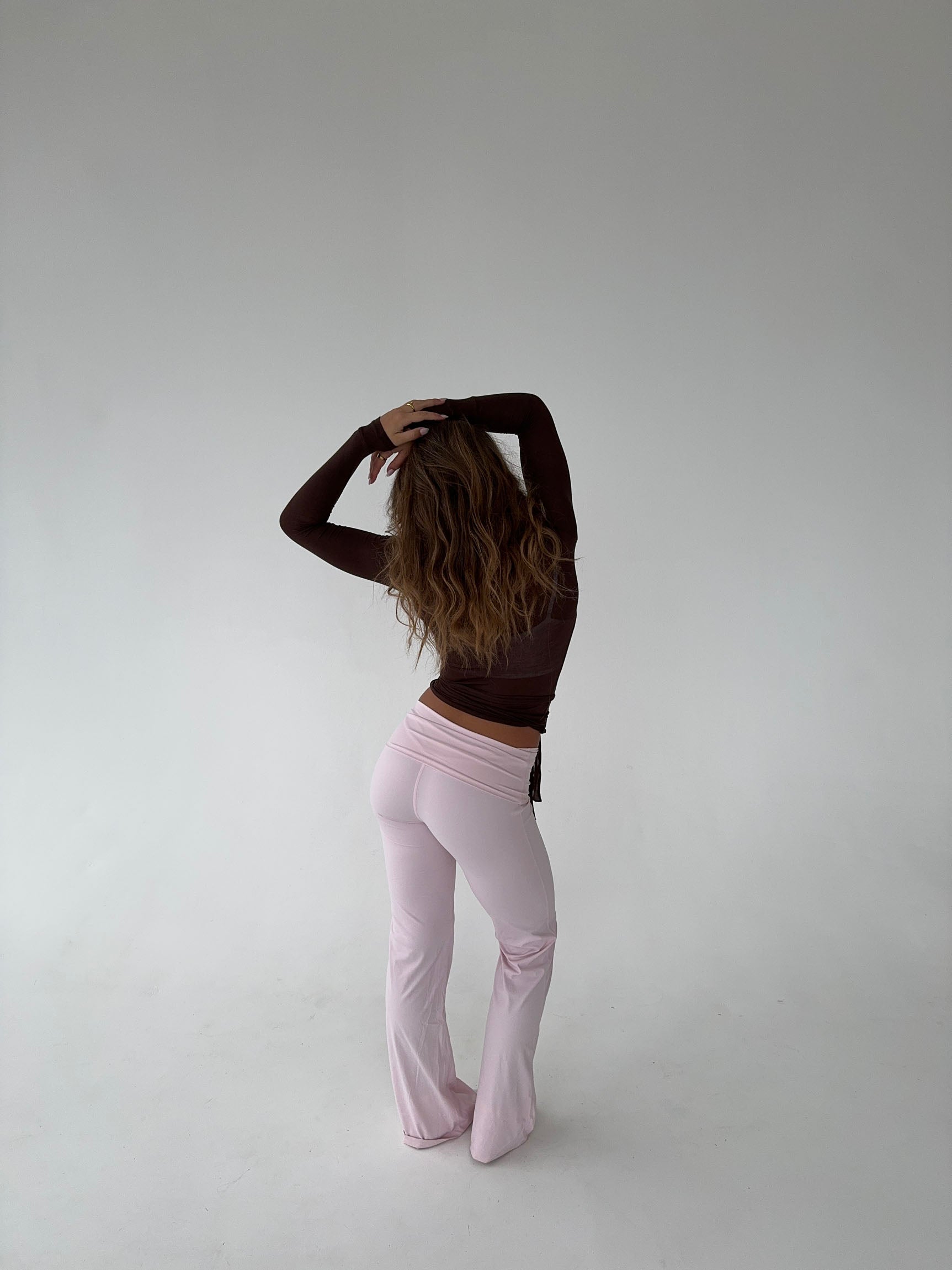 Bouchra | Bruine Wikkel Top van Vegan Suède met Lange Mouw