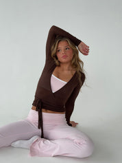 Bouchra | Bruine Wikkel Top van Vegan Suède met Lange Mouw