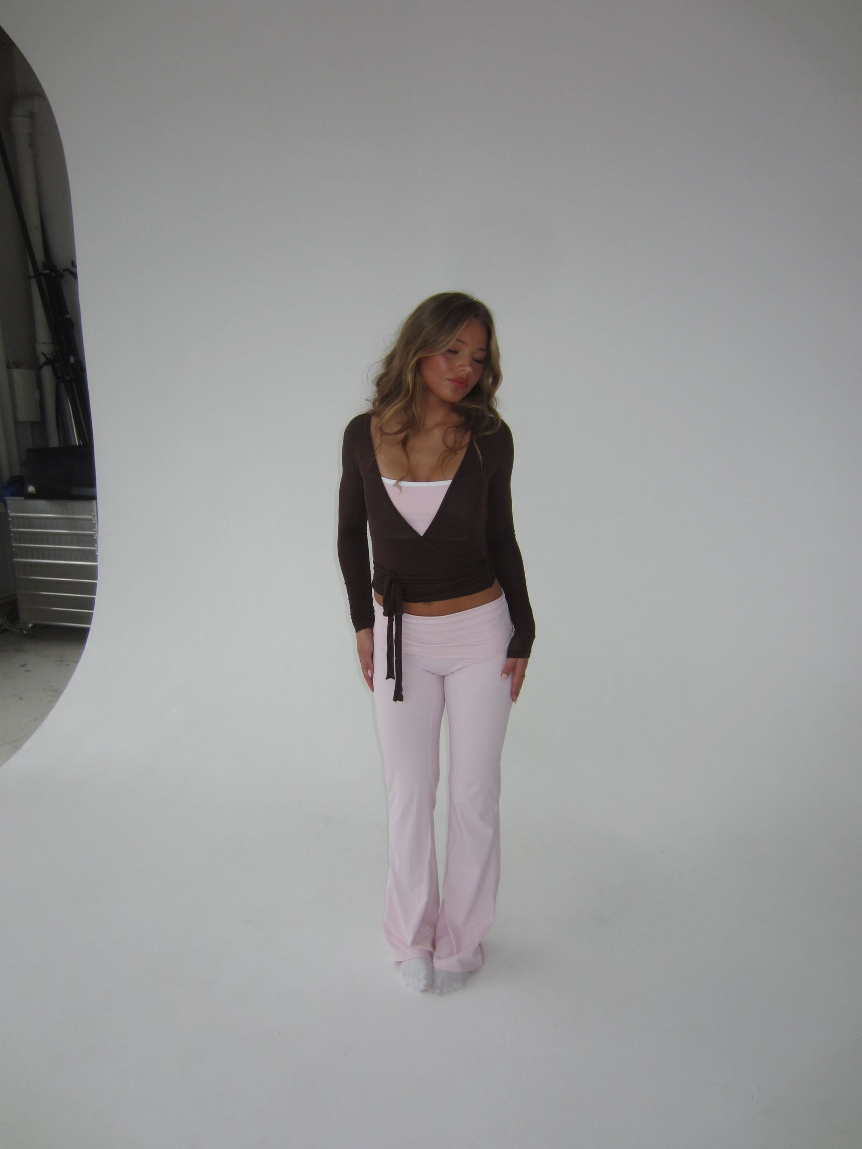 Bouchra | Bruine Wikkel Top van Vegan Suède met Lange Mouw