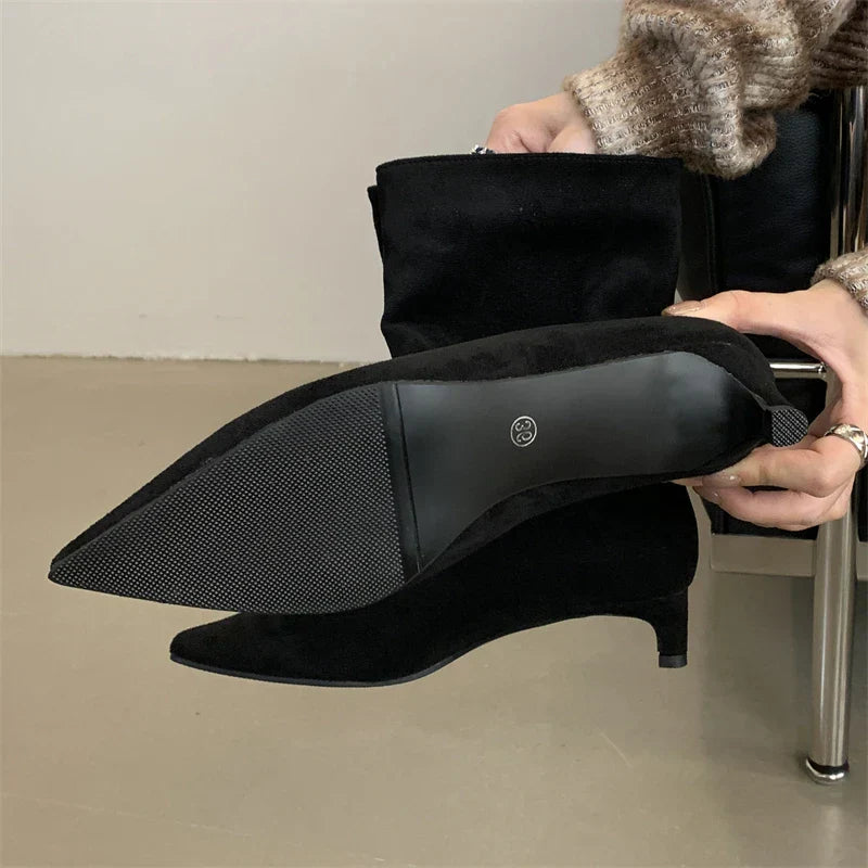 Elegante Suède Enkellaars met Dunne Hak