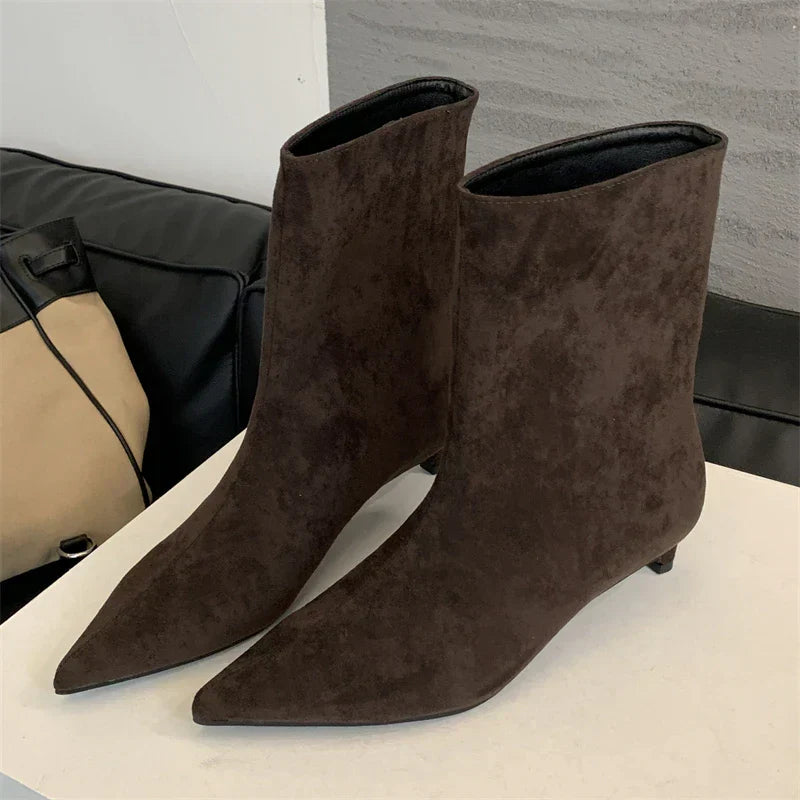 Elegante Suède Enkellaars met Dunne Hak