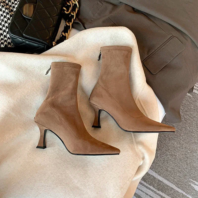 Noémie | Toe Sock Boots met Hak – Zwart Suède Look