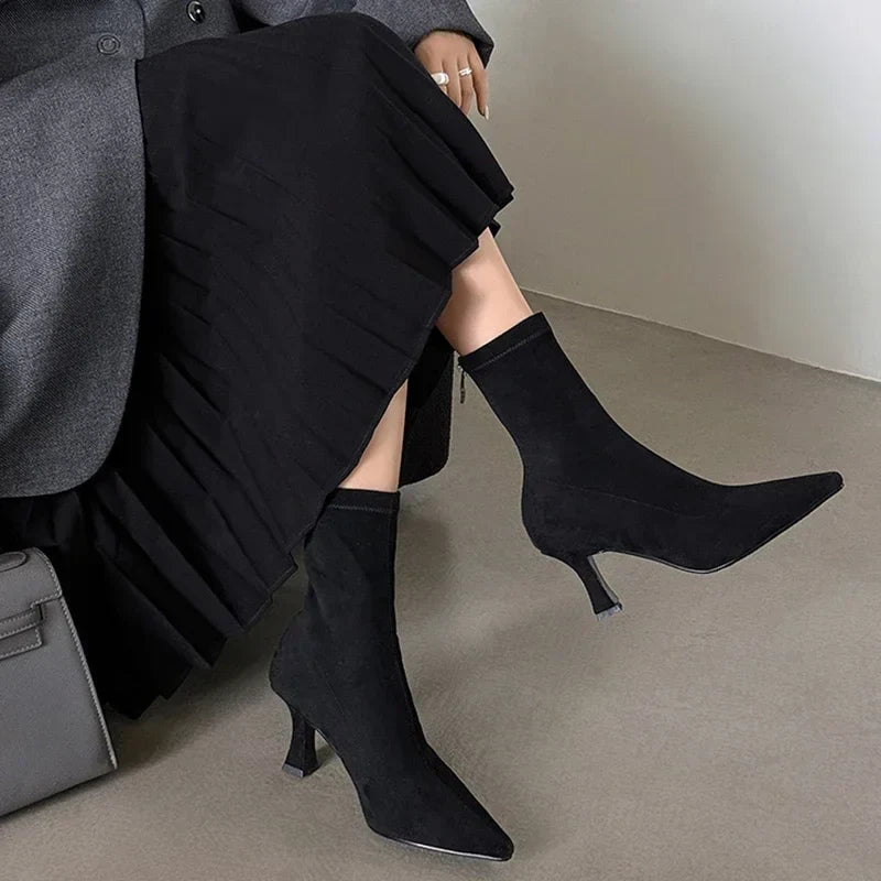 Noémie | Toe Sock Boots met Hak – Zwart Suède Look