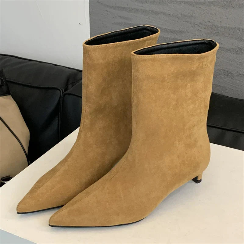 Elegante Suède Enkellaars met Dunne Hak