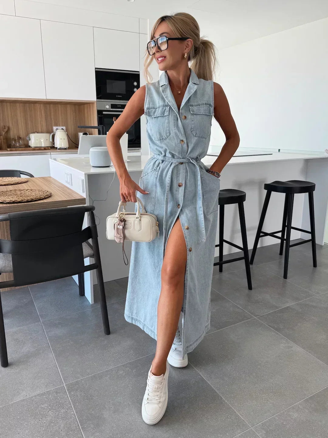 Lavina Mouwloze Maxi Denim Jurk met Knoopsluiting – Labels of