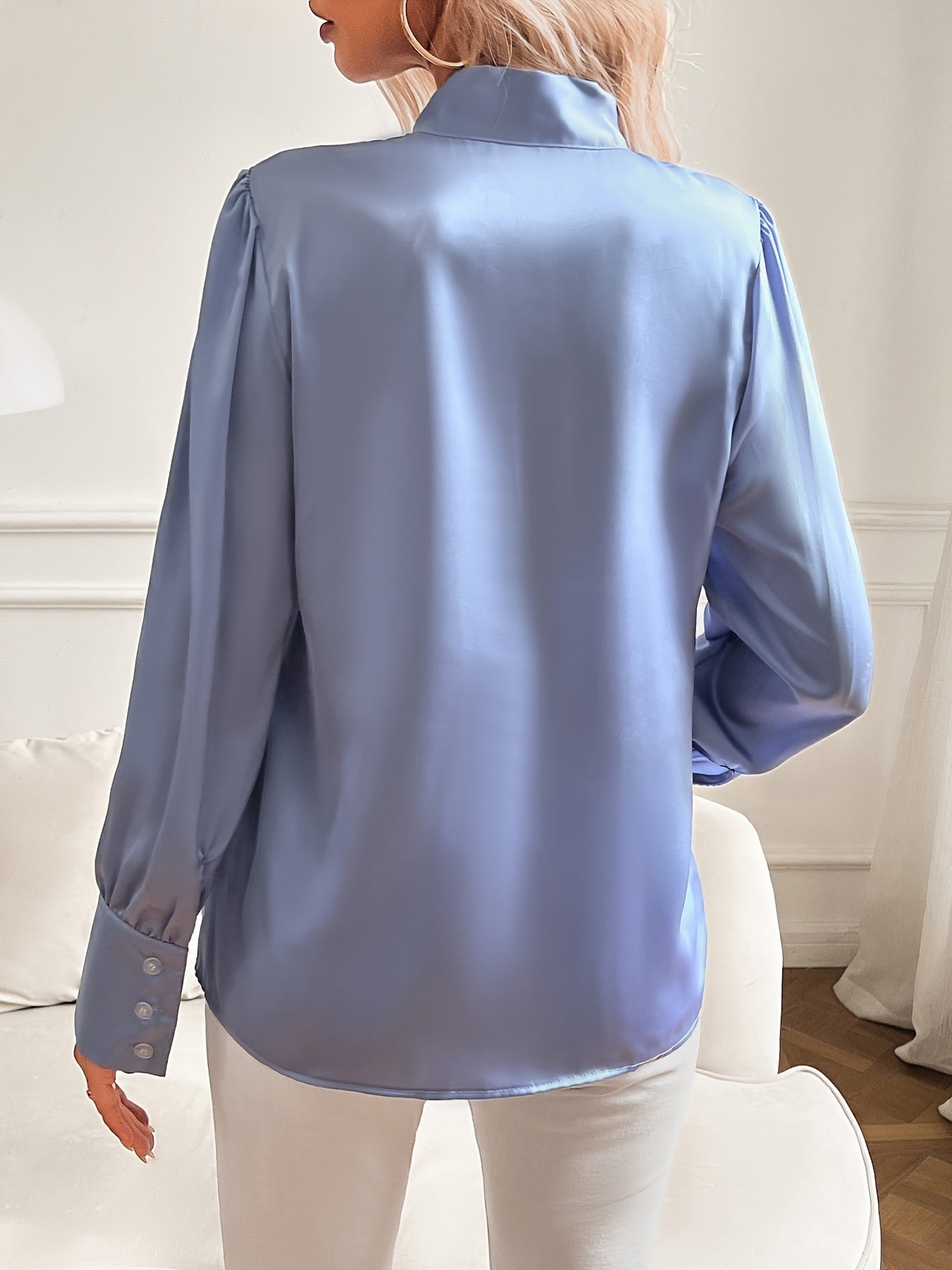 Damesblouse met Satijnen Strikhals en Elegante Mouw