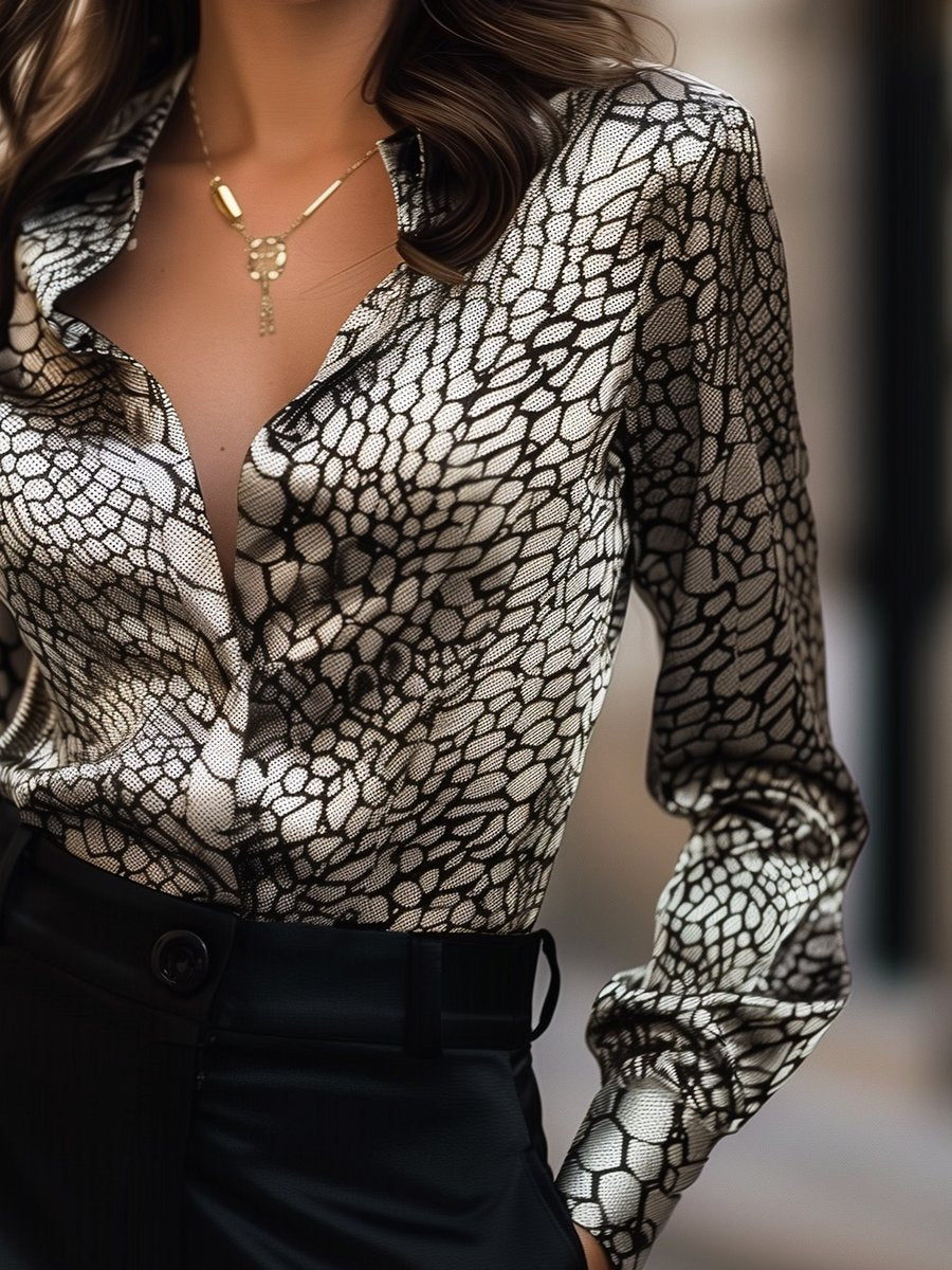 Moderne Satijnen Blouse met Klassiek Slangen Patroon