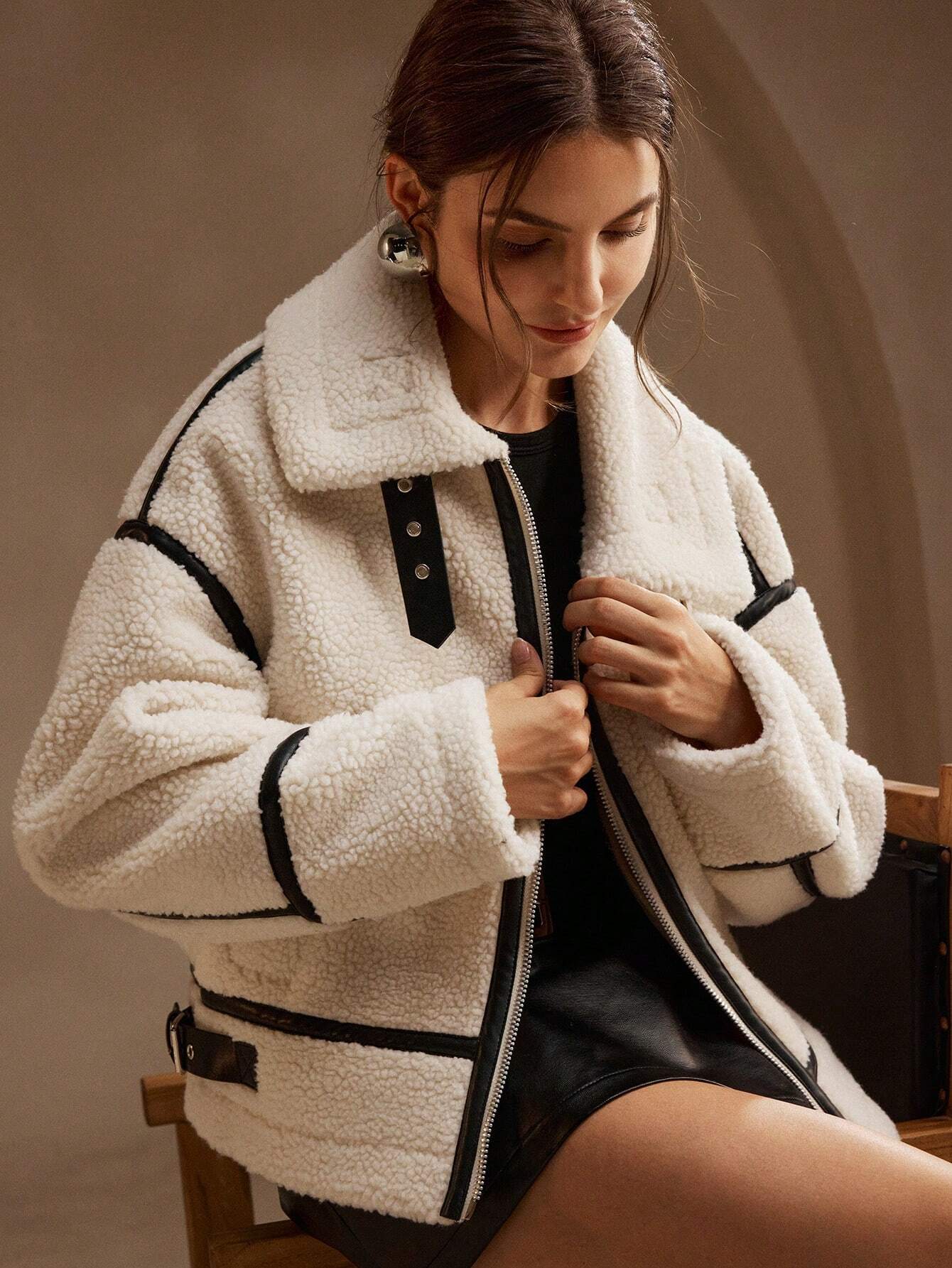 Chrissa | Faux Teddy Jas met Rits en Gesp