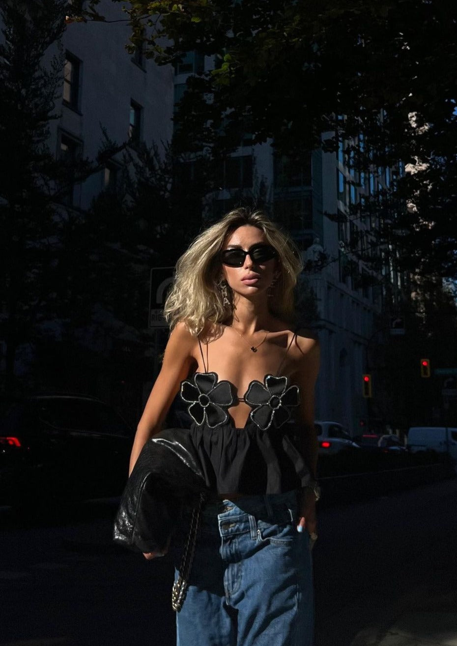Gabi | Zwarte Crop Top met Bloemen Details