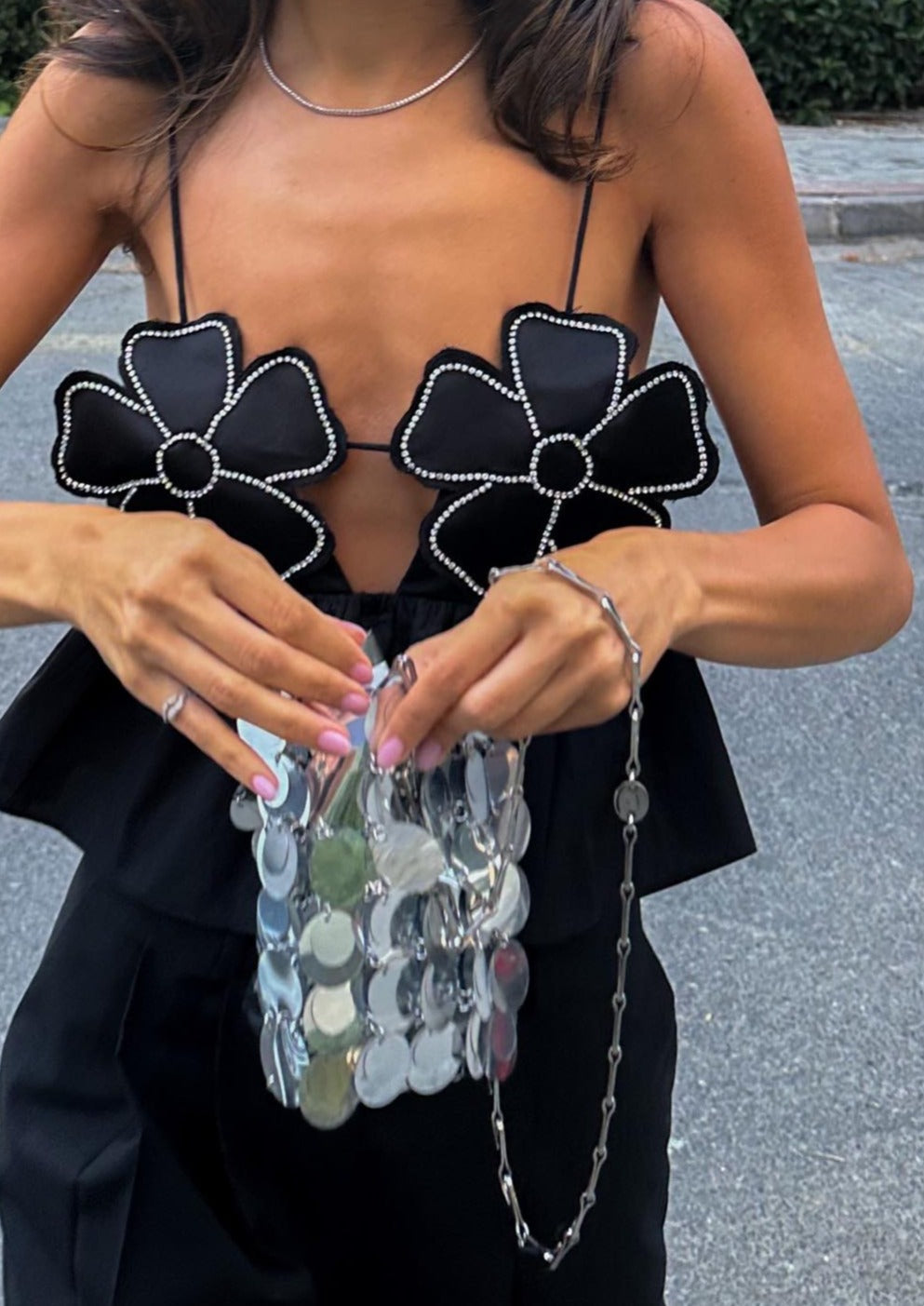 Gabi | Zwarte Crop Top met Bloemen Details