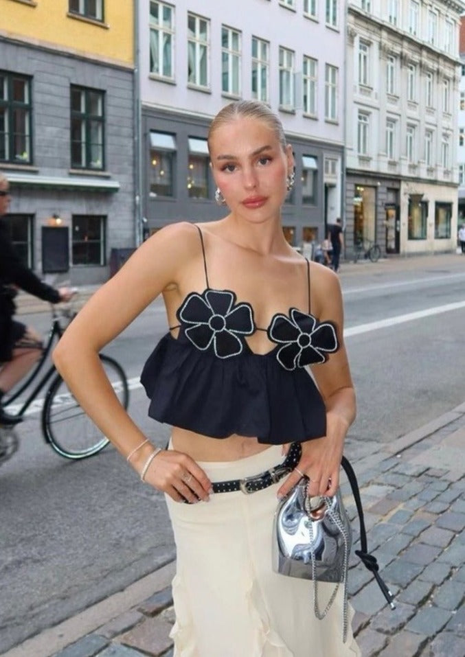 Gabi | Zwarte Crop Top met Bloemen Details