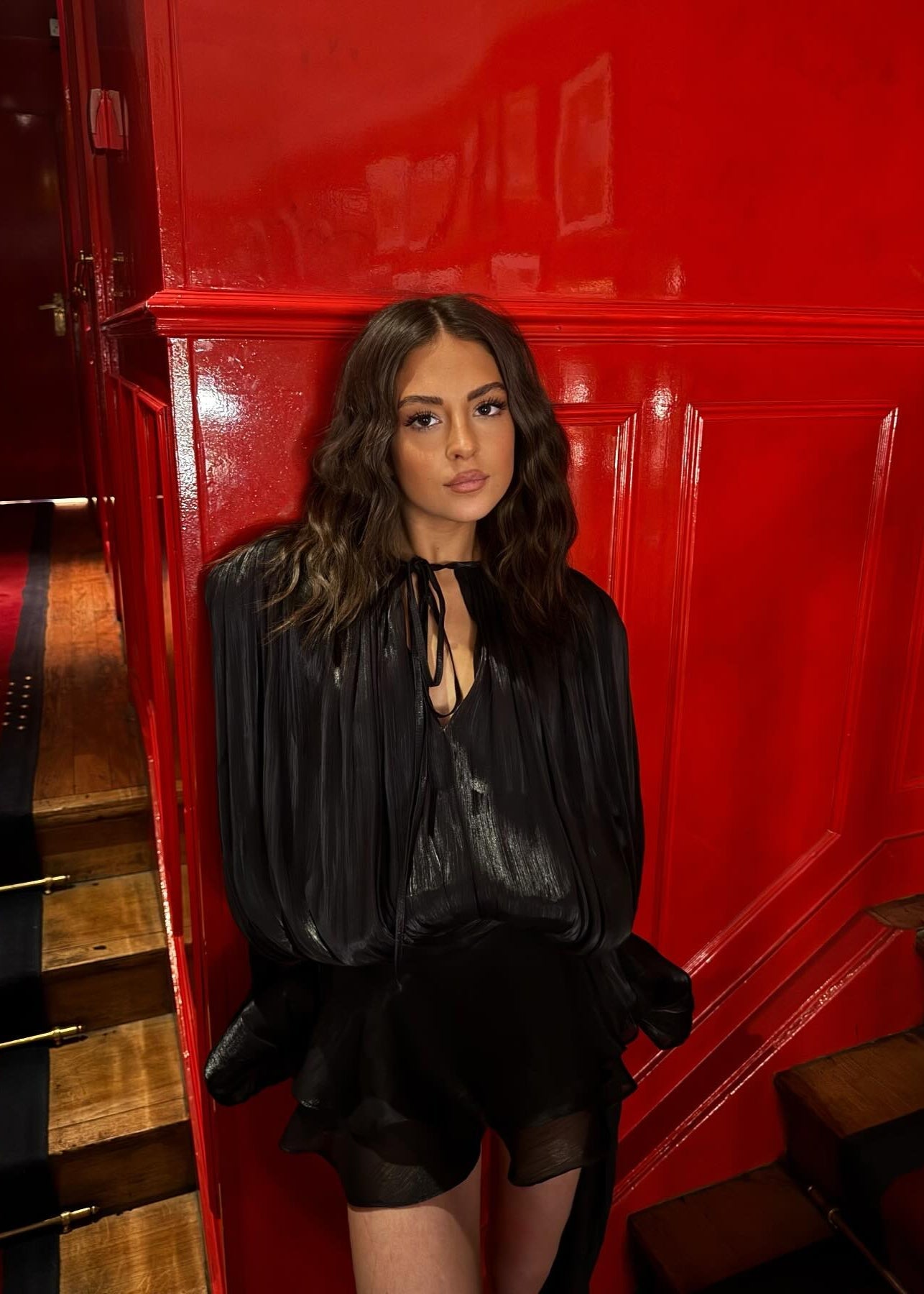 Amante | Zwarte Geplisseerde Mini jurk met Parelknopen