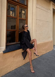 Amante | Zwarte Geplisseerde Mini jurk met Parelknopen