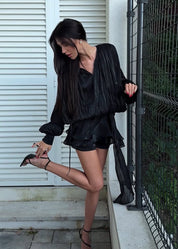 Amante | Zwarte Geplisseerde Mini jurk met Parelknopen