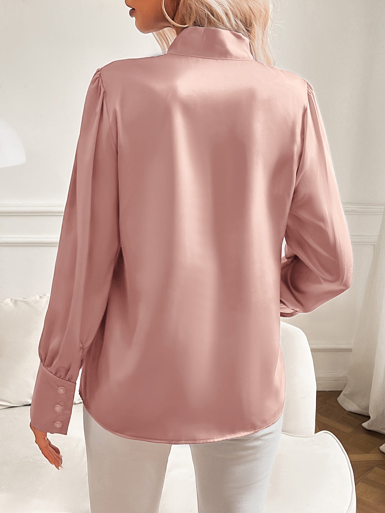 Damesblouse met Satijnen Strikhals en Elegante Mouw