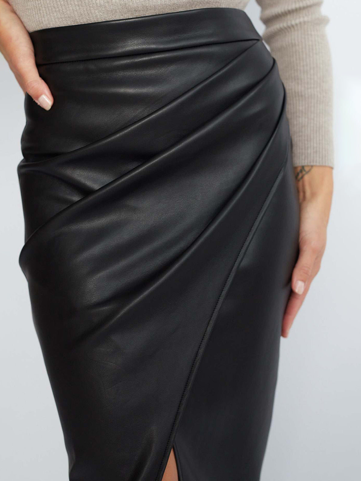 Cathi | Leren Plissé Rok met Split – Elegant & Trendy Look