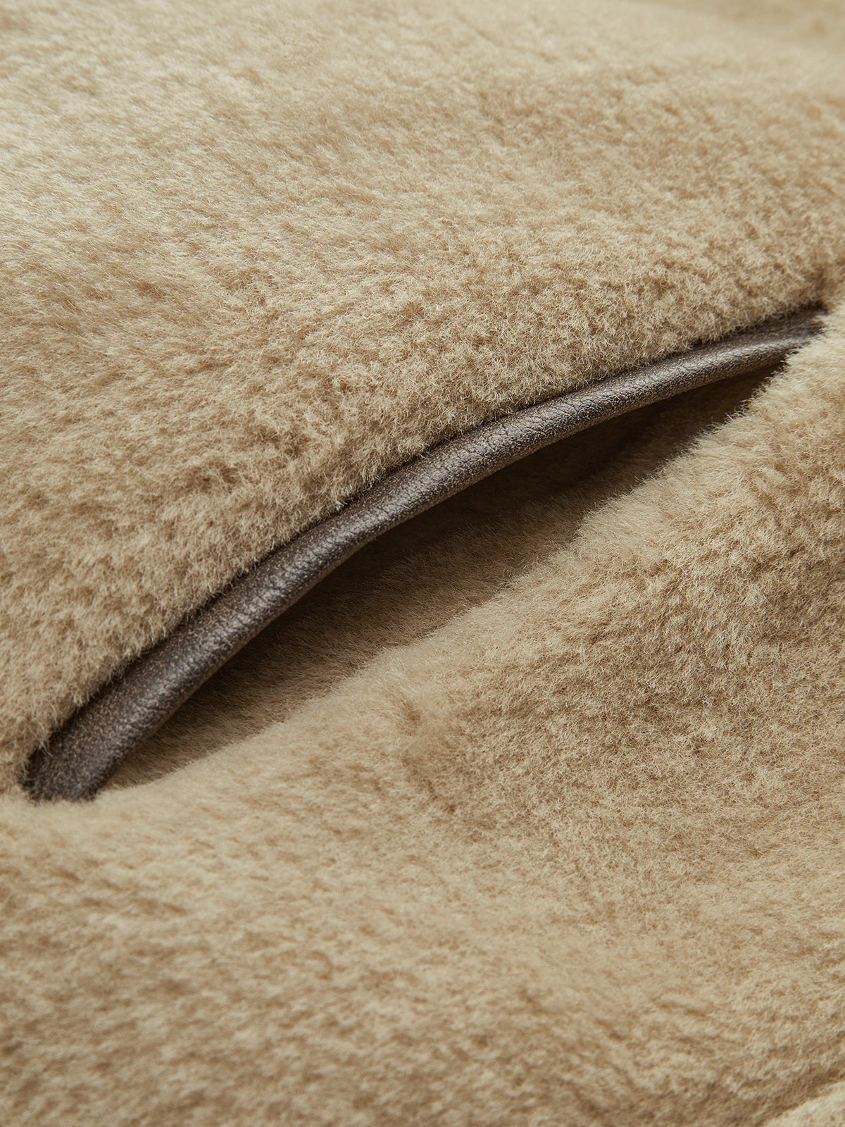 Bloeme | Minky Fleece Jas met Contrast en Vegan Leer Accenten