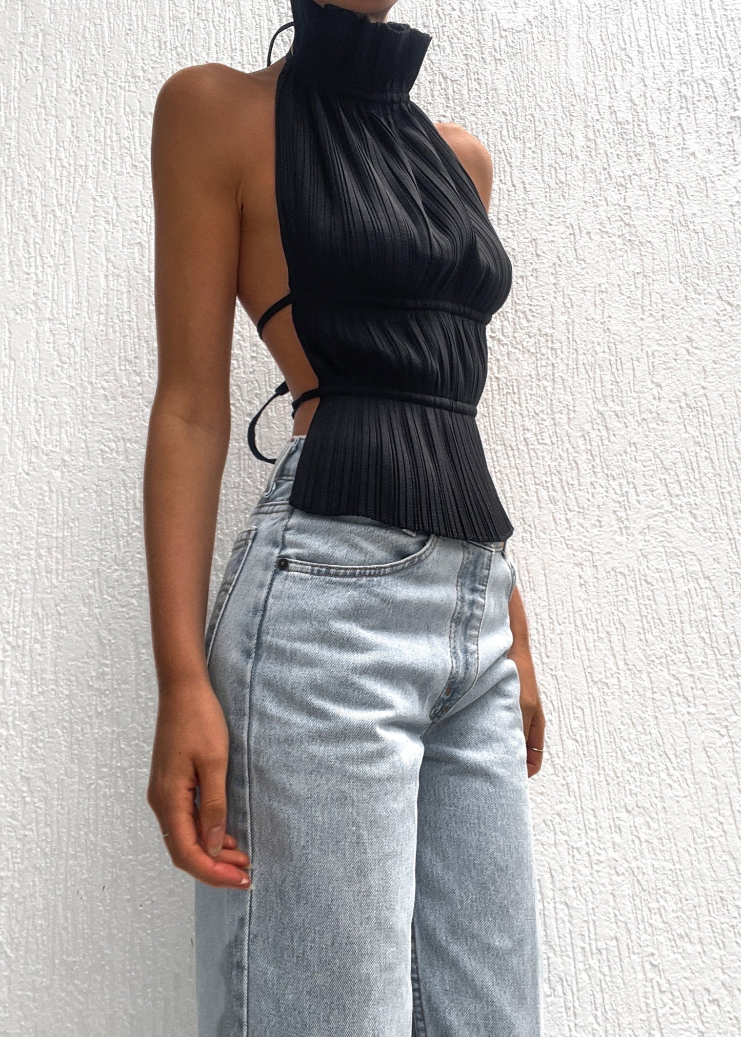 Perla | Zwarte Plissé Crop Top – Elegant met Open Rug Design