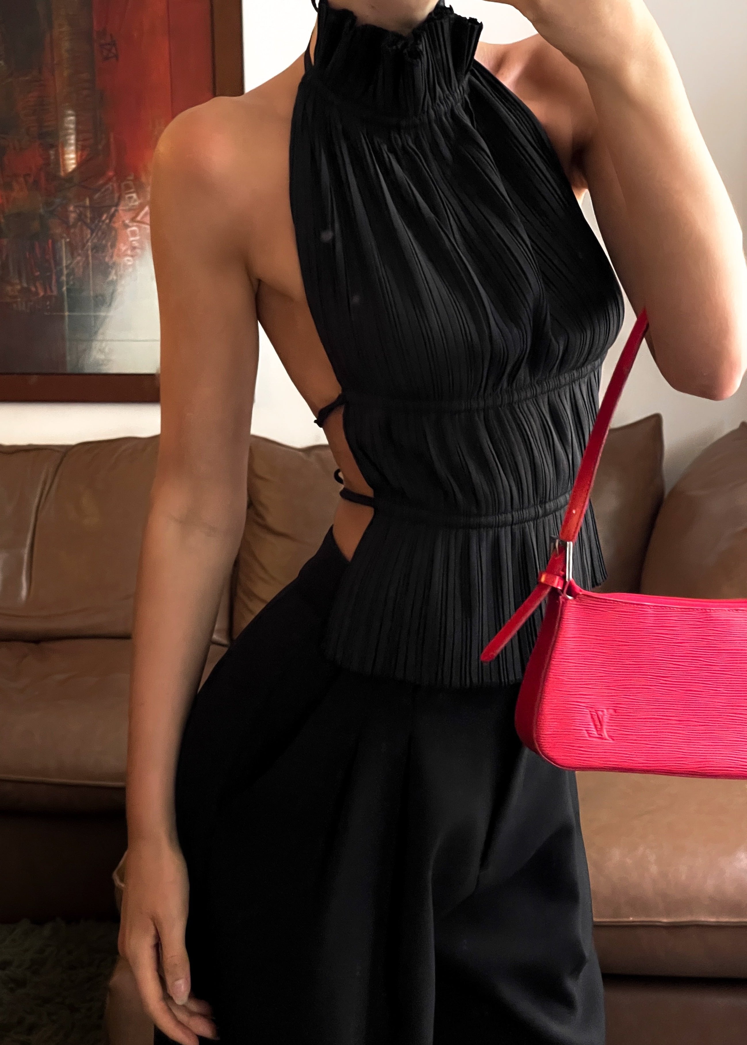 Perla | Zwarte Plissé Crop Top – Elegant met Open Rug Design