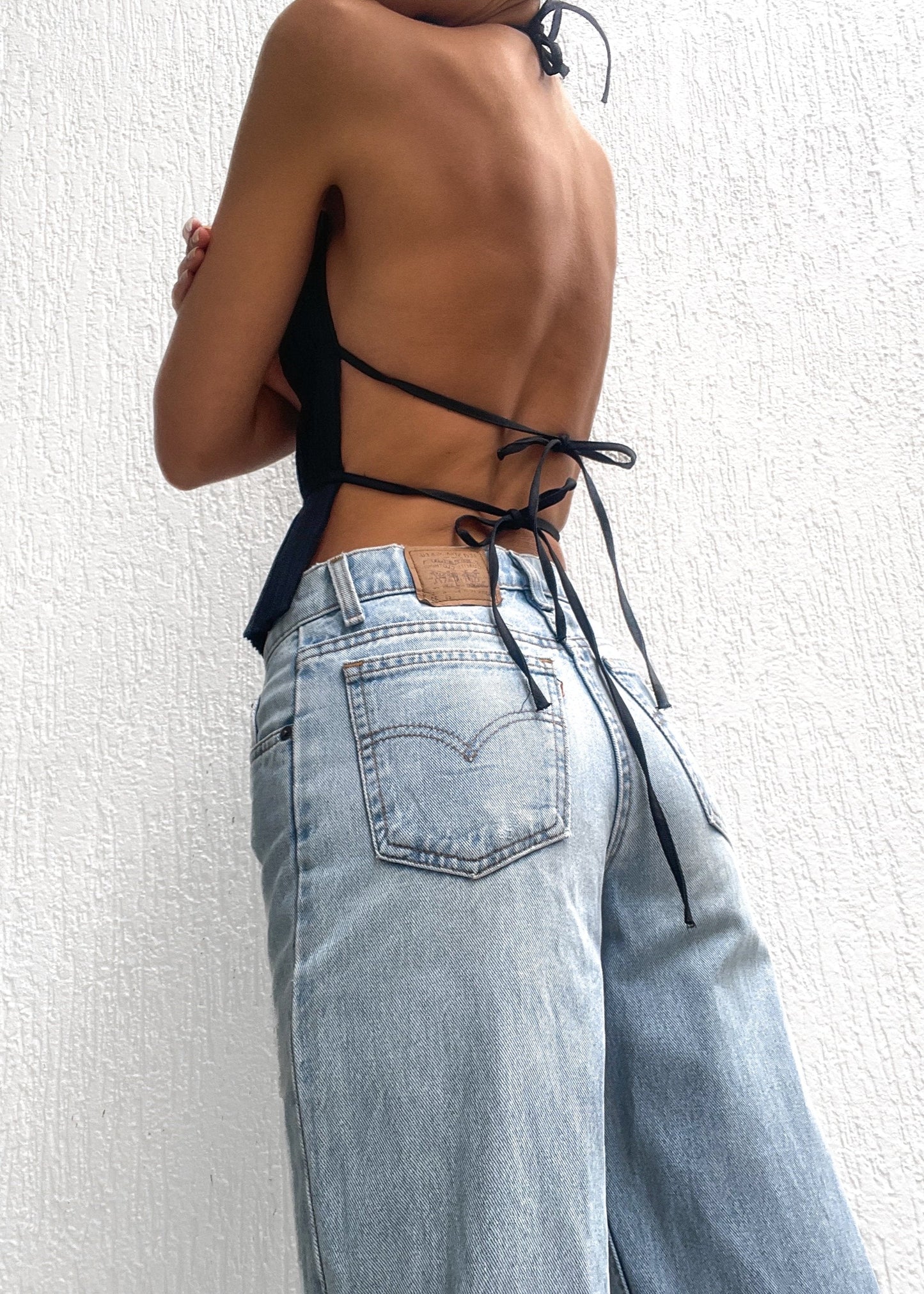 Perla | Zwarte Plissé Crop Top – Elegant met Open Rug Design