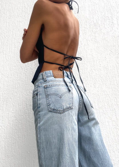 Perla | Zwarte Plissé Crop Top – Elegant met Open Rug Design