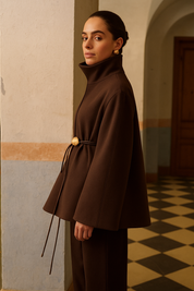 Nemea | Klassieke Warme Lariat-Mantel met Ceintuur en Kraag