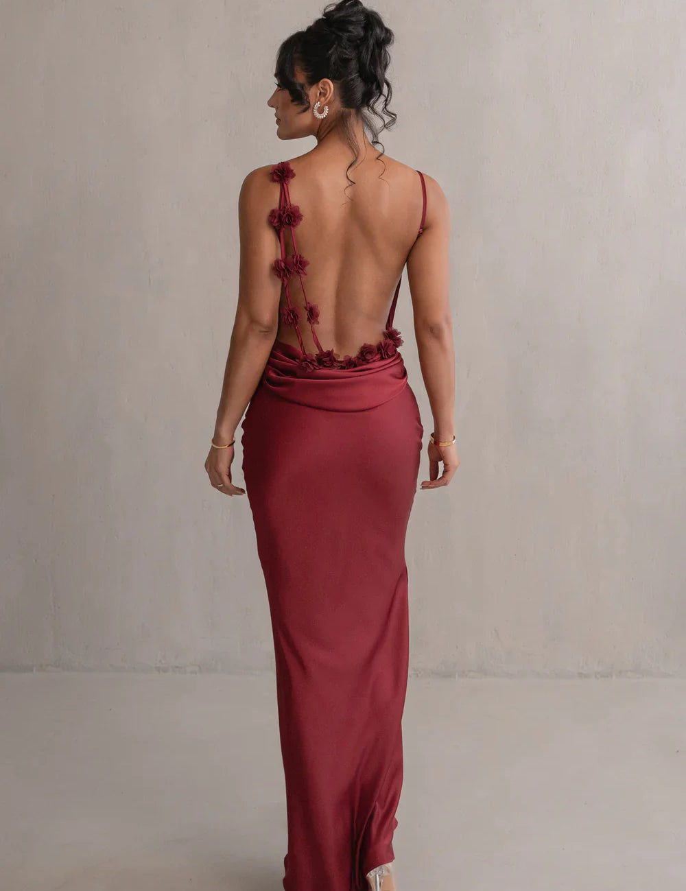 Concetta_Elegante_Maxi_Jurk_met_Open_Rug_en_Cowl_Halslijn2.webp