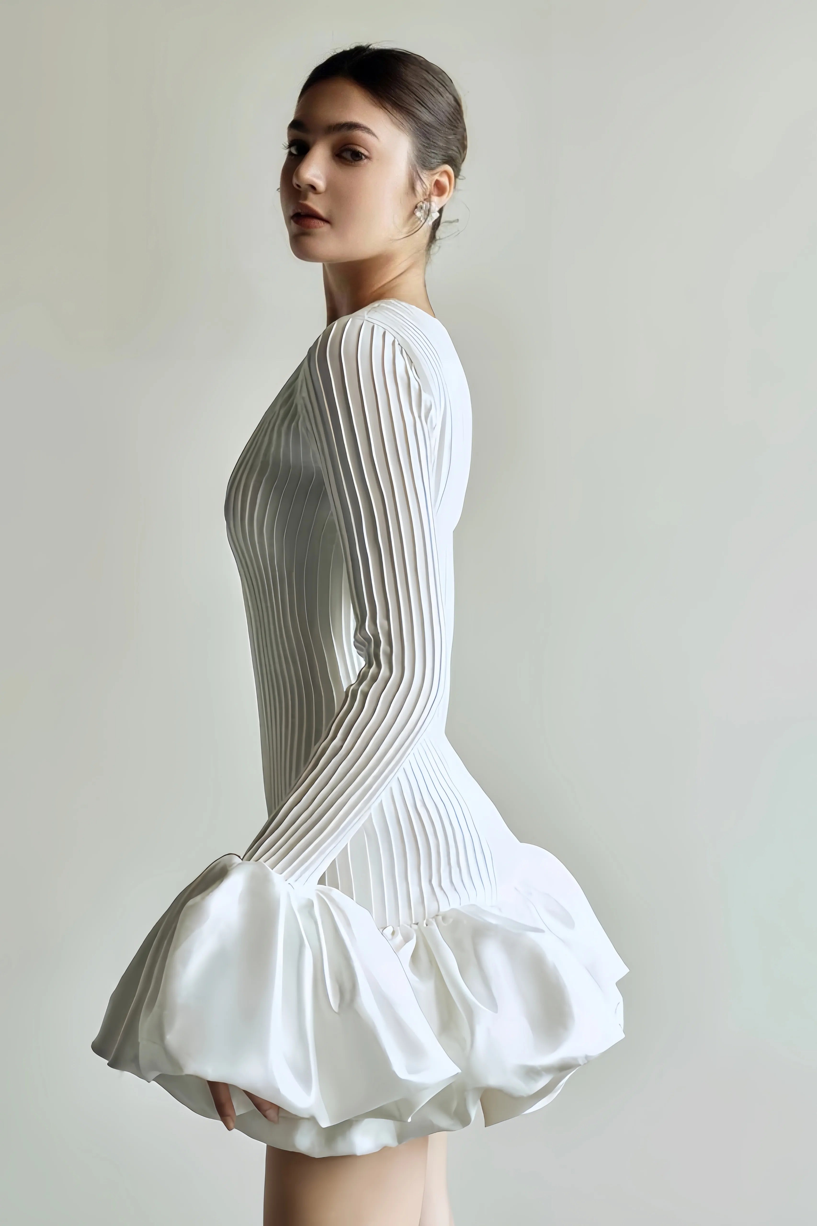 Eline | Dames Mini Jurk - Geplooid Ontwerp met Uitlopende Mouwen, Trendy 2