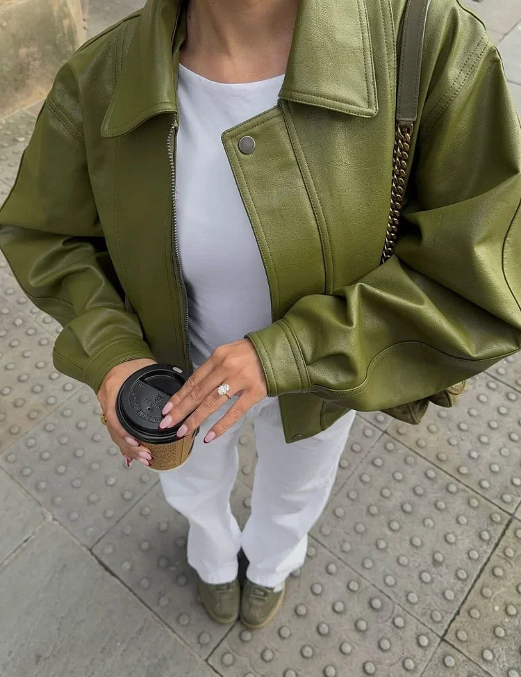 Lily-Rose_Vegan_Leren_Dames_Jas_-_Olijfgroen_met_Moderne_Streetwear_Look1.webp