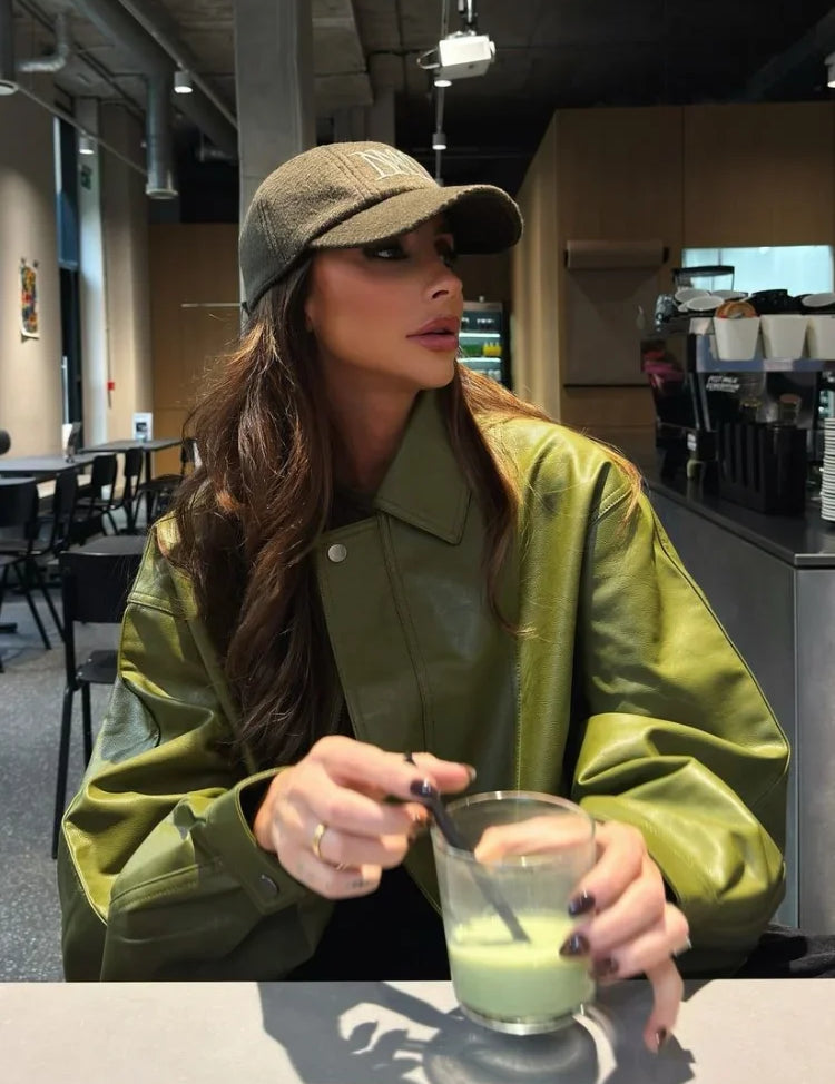 Lily-Rose_Vegan_Leren_Dames_Jas_-_Olijfgroen_met_Moderne_Streetwear_Look2.webp