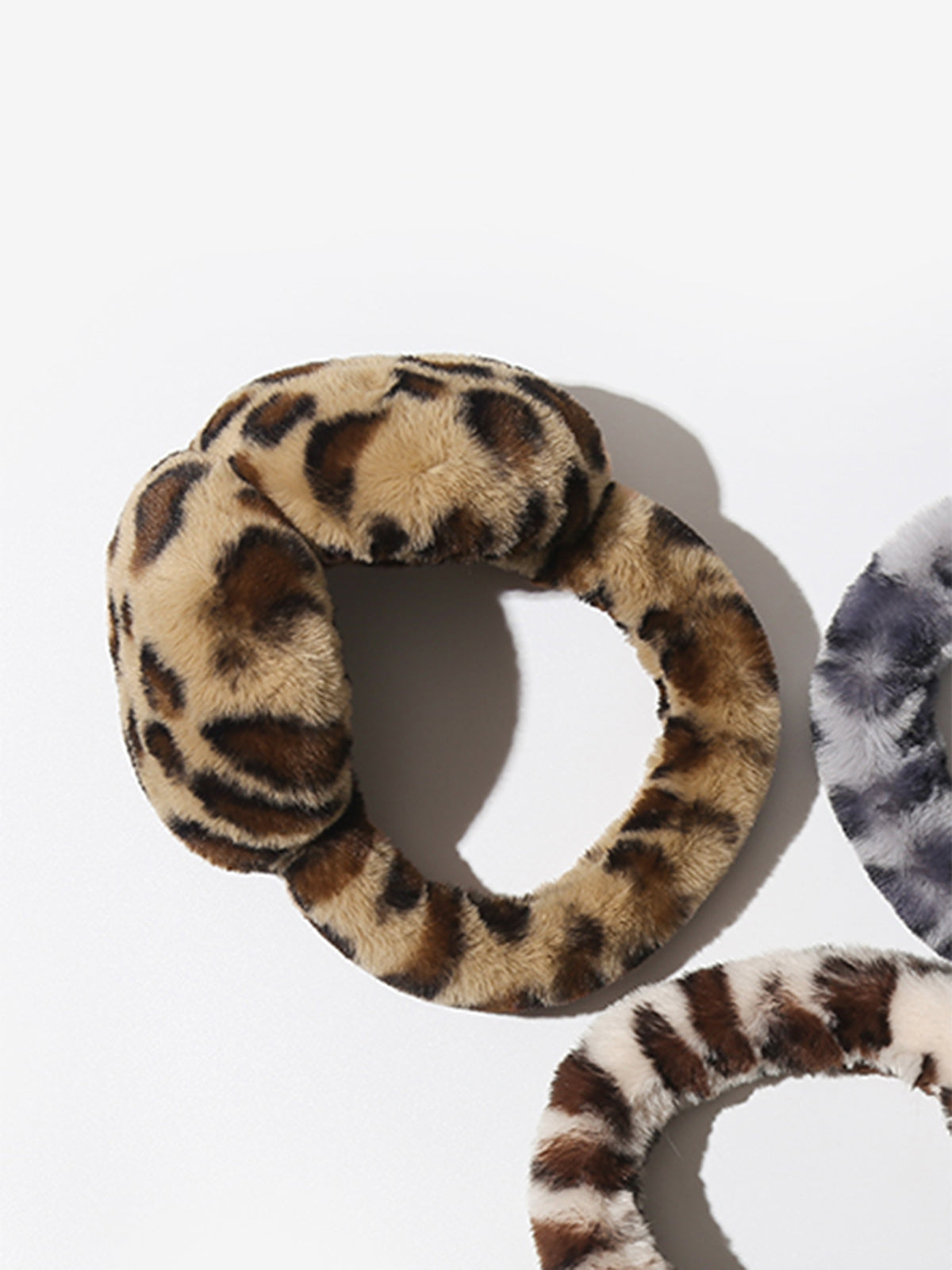 Luna | Dames Oorverwarmers - Fuzzy Luipaard Design, Zacht en Stijlvol