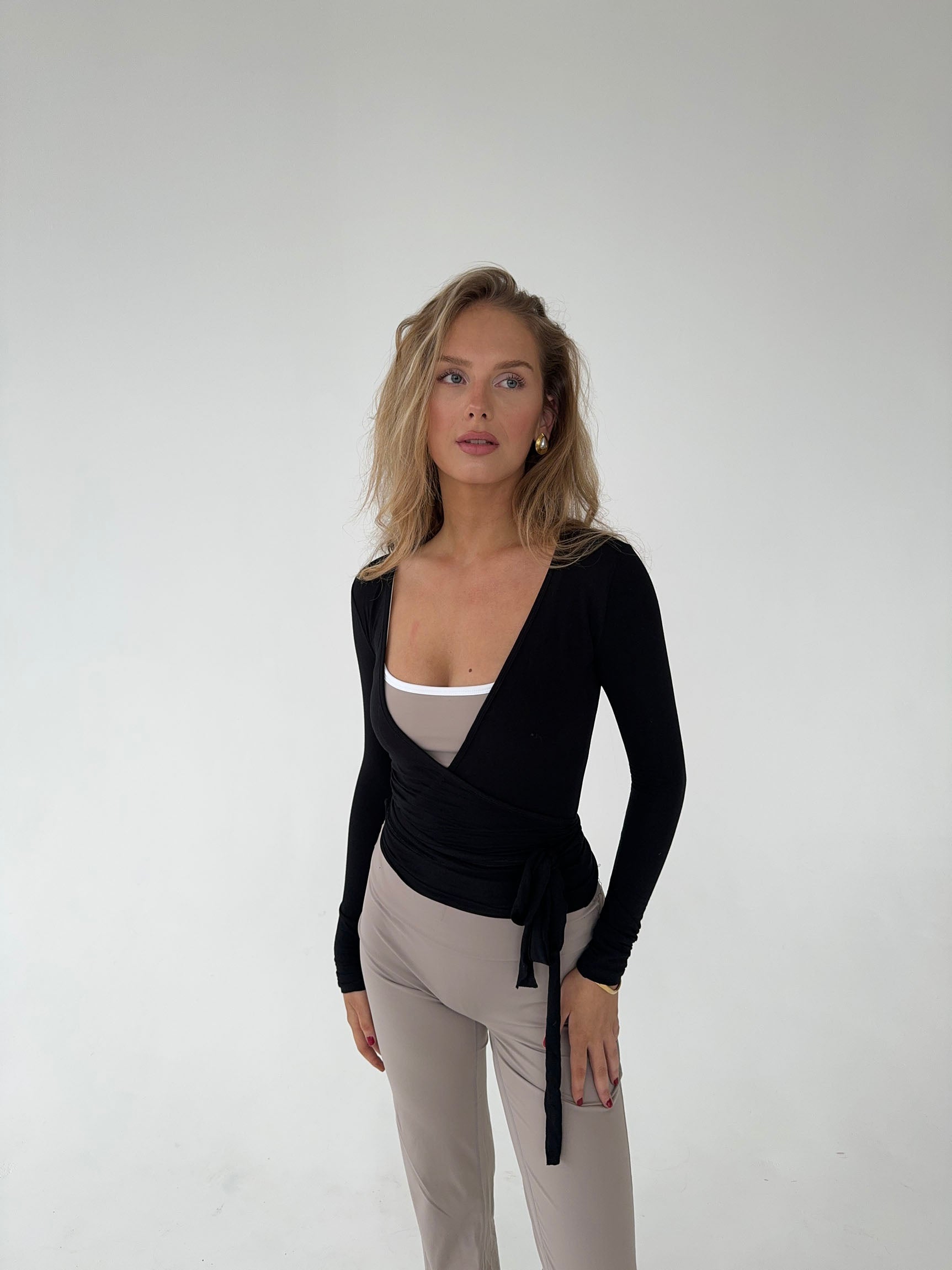 Leila | Zwarte Wikkel Top met Lange Mouw