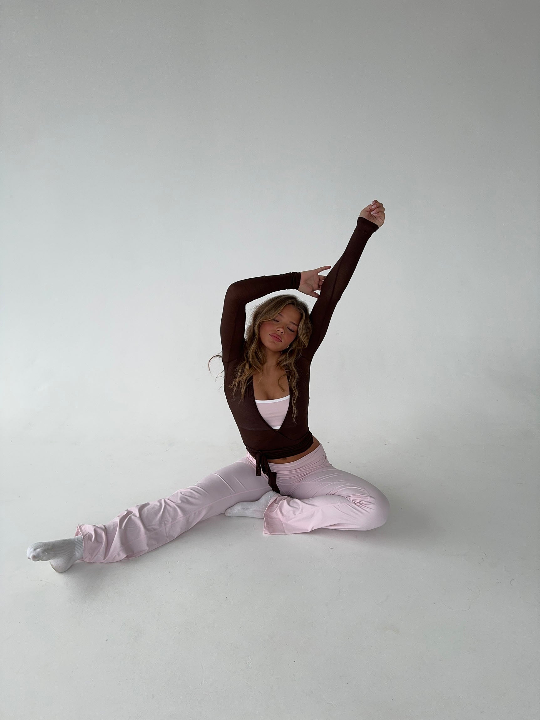 Bouchra | Bruine Wikkel Top van Vegan Suède met Lange Mouw