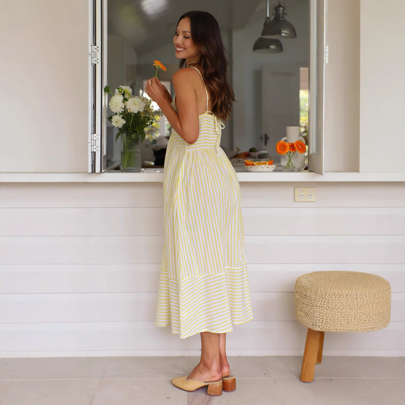 Lorda | Gestreepte Midi Zomerjurk met V-hals en Knoopdetail