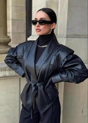 Madée | Zwarte Leren Look Dames Blazer met Strik Riem en Schouderdetails